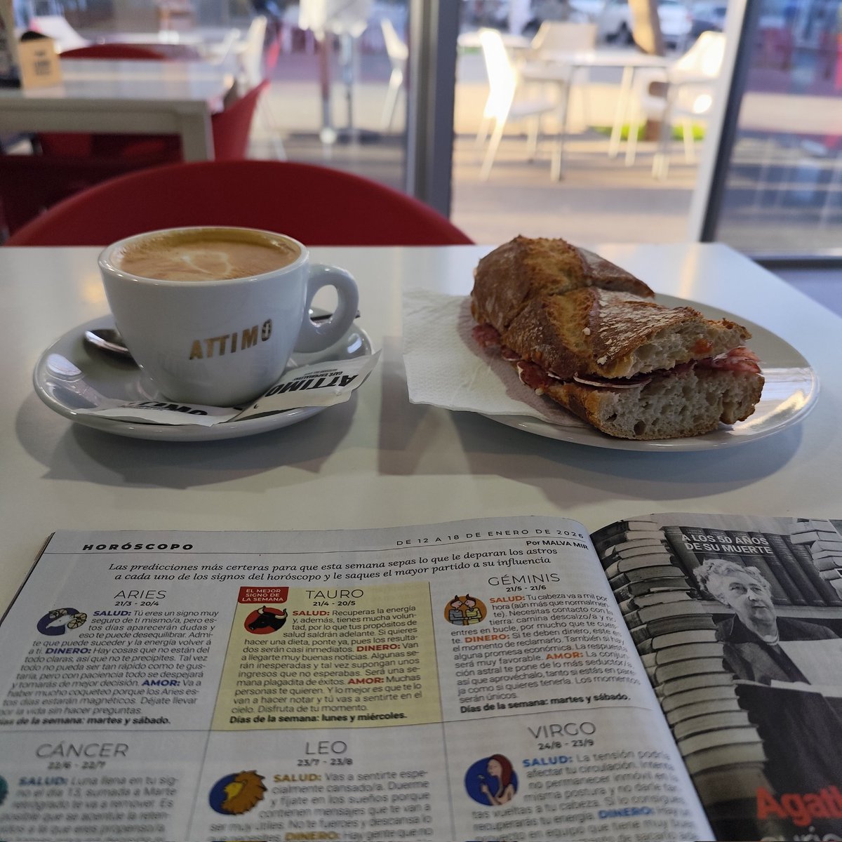 Aquest és el meu esmorzar d'avui! No és una notícia ni important, ni rellevant. 
Però estava boníssim!
Apa, a gaudir del dia! Tiare