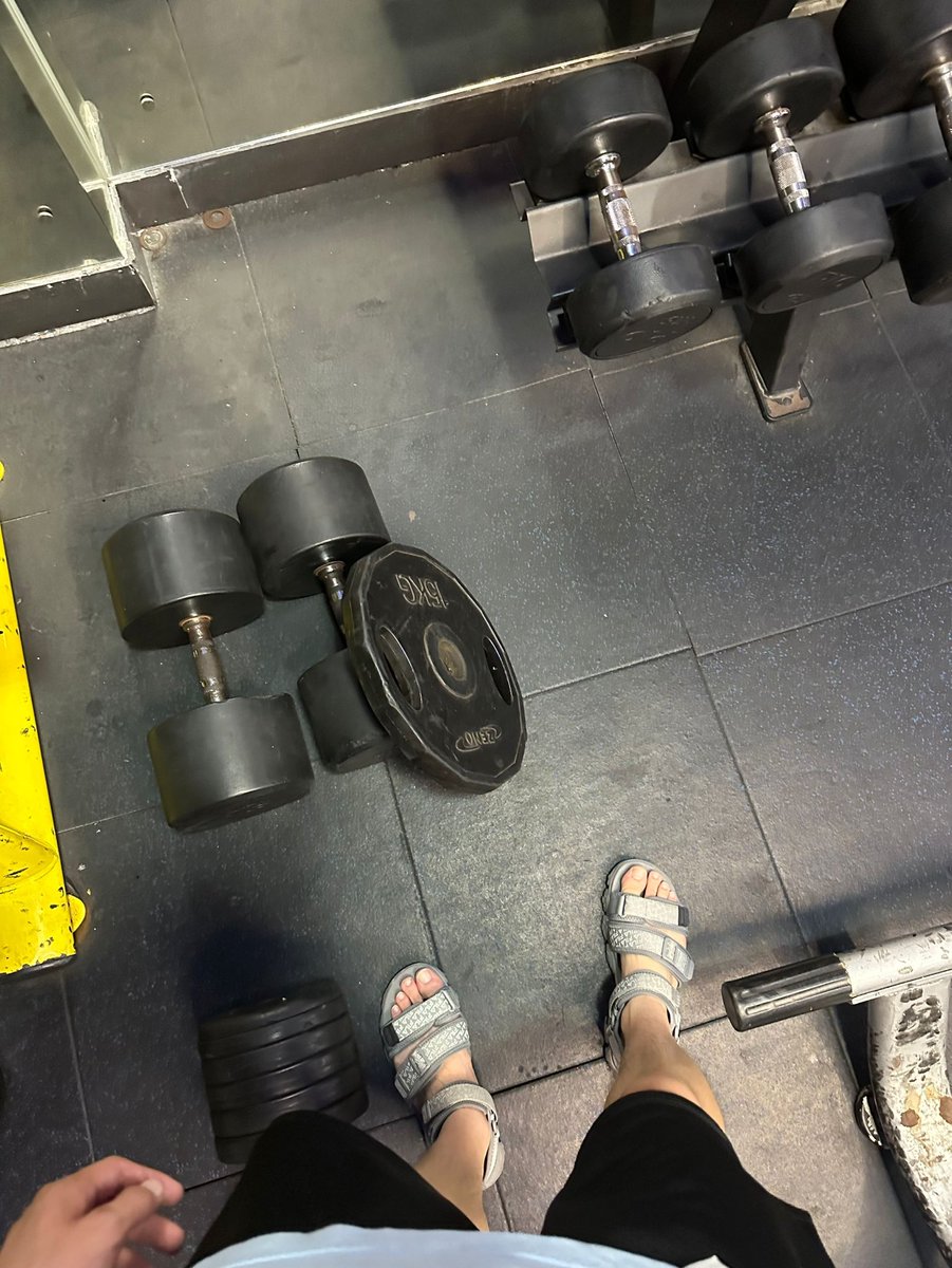 kintsugi1130's tweet photo. Workout in sandals makes me less sweaty https://t.co/lacH0bFrZN