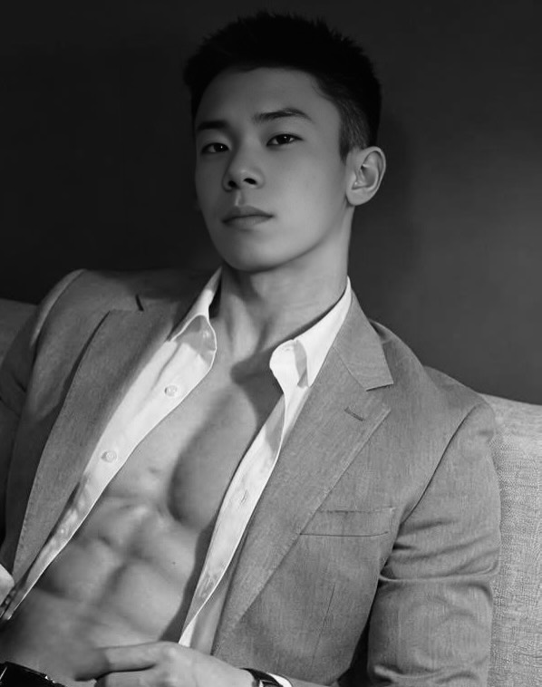 西裝look無敵！
IG : ybyronlh

#香港猛男 #大隻仔 #壯男 #靚仔 #帥哥 #男神