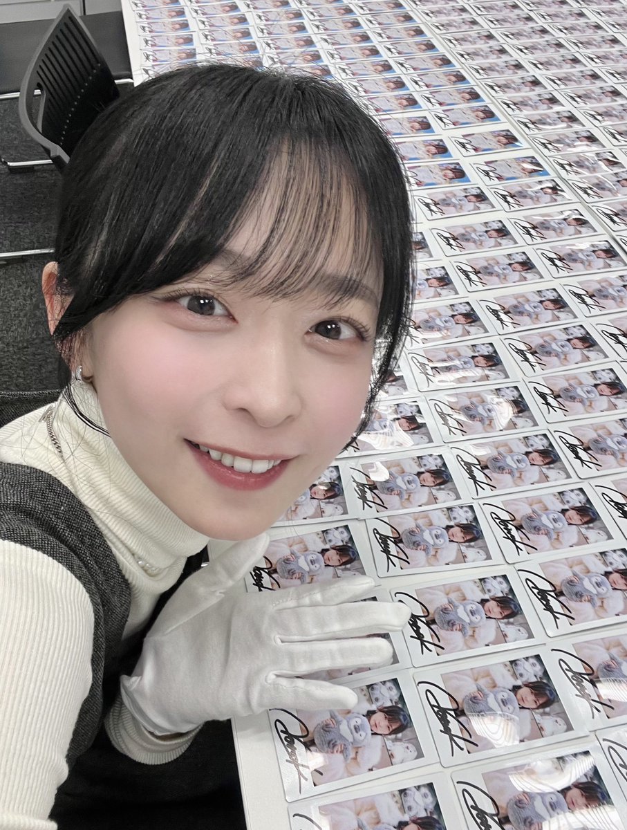 先日、チェキ全10種にサイン入れてきた！！ 直筆サイン入り限定盤