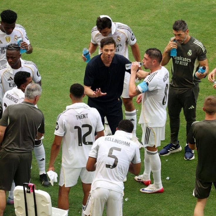 theMadridZone's tweet image. 🚨 BREAKING: Real Madrid's board have decided to contact the players before the Levante game and DIRECTY tell them: "Xabi Alonso is no longer here, so now YOU are to blame for everything." @diarioas