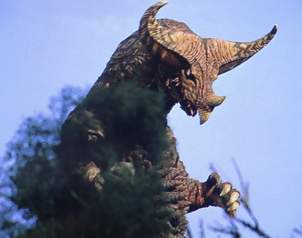 final154's tweet image. #ゴモラ
＃ウルトラ怪獣

「公式における扱い方について」

現在の時点で「ゴモラザウルス」として扱われているのは初代・パワード・マックス版の三種類だろう。

ただ原種のはずが超能力使いの封印作だったり、「80」のⅡやマックス版のが「メビウス」では「初代」の同種など時期によってまちまち｡