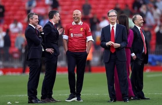 حركة ليفربول فالنافذة الشتوية تقول سلوت سيقال نهاية الموسم! ليه؟ 

لأن نافذة الشتاء غالبًا تعكس ثقة الإدارة بالمدرب من عدمها

تركه يلعب بادوات ناقصة عشان يعطيهم مخرج لاقالته

تجهيز ميزانية الشتاء للصيف مع المدرب الجديد

احساس:
رسالة للاعبين ان المدرب بيطلع خلونا نمشيها هالموسم