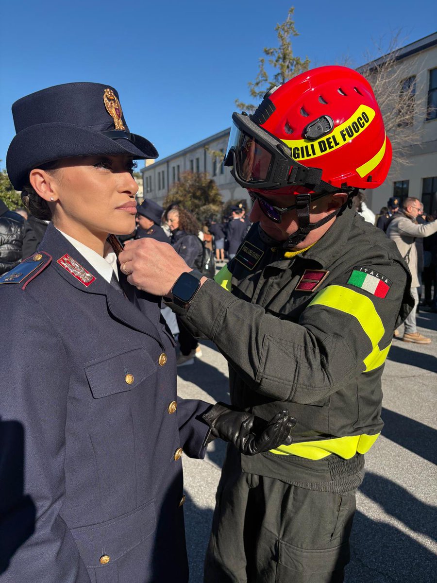 poliziadistato's tweet image. Il #capodellaPolizia Vittorio Pisani ha consegnato gli alamari a una rappresentanza dei 2.126 frequentatori del 231° corso allievi agenti. Tutti i poliziotti hanno ricevuto le ambite mostrine durante una cerimonia negli istituti di istruzione #15gennaio
poliziadistato.it/articolo/16696…