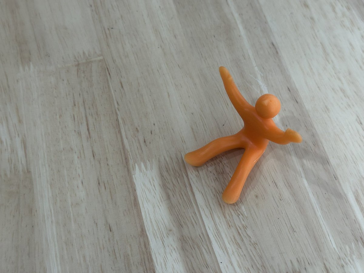 요즘 내 점심 파트너, 컵맨. 컵라면 뚜껑을 다정히 눌러준다. 도쿄출장 다녀오면서 직원분들 선물로 돌렸는데 모두 좋아하심. 손이 하얗게 되면 얼추 라면이 익는다.