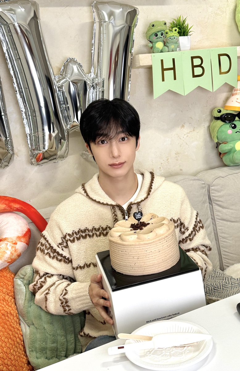 📸
260115 #モンスタエックス #ヒョンウォン
誕生日記念YouTube LIVE終了✨

ヒョンウォンがいる温かな今日！ 
ヒョンウォンも #MONBEBE のお祝いのお陰で温かい誕生日を過ごせました！ 🥰

#HYUNGWON
#MONSTAX #MONSTA_X
#HBDtoHYUNGWON 
#동그란미소의형원DAY0115