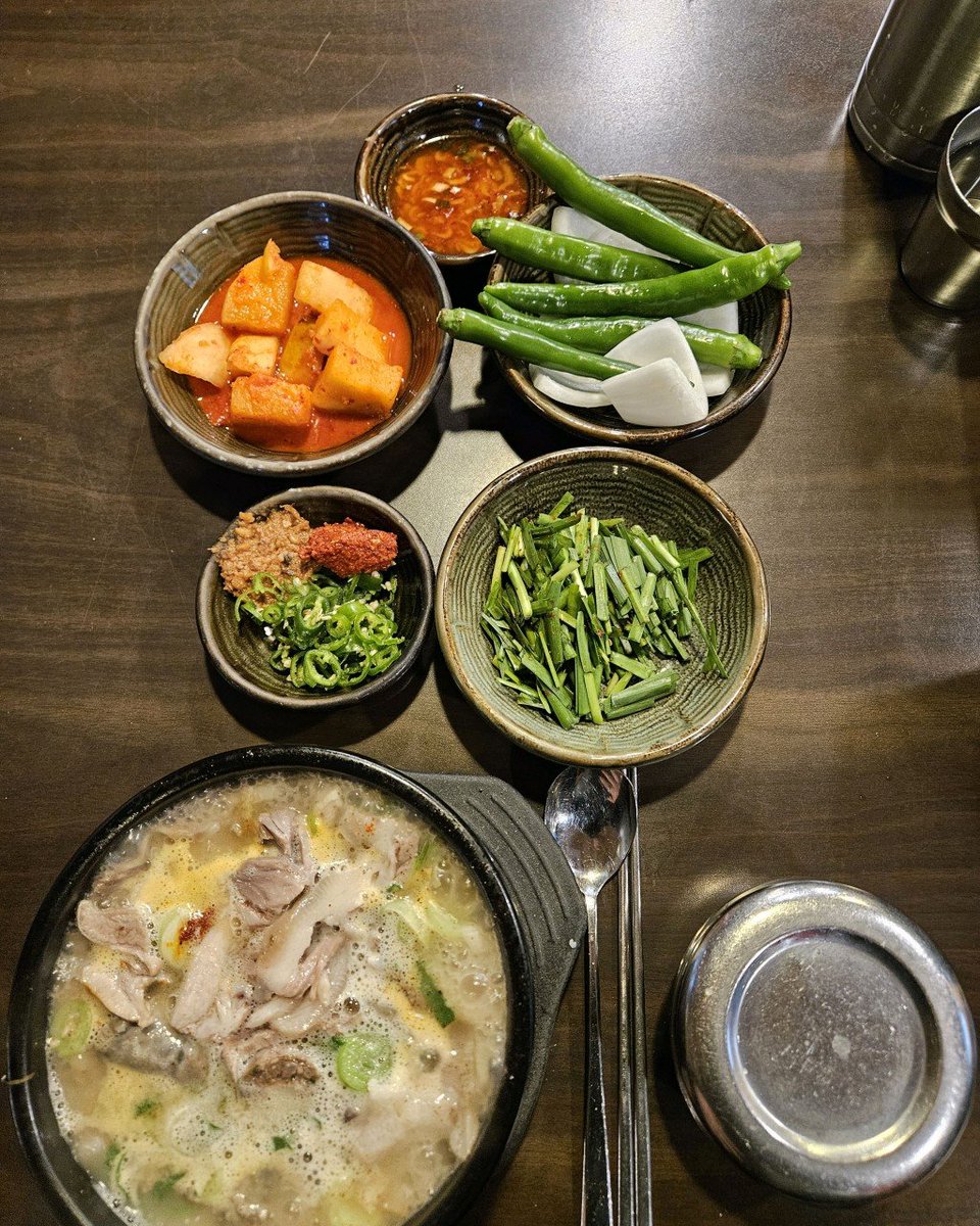 contextor's tweet image. 오늘 @0xMiden 을 음식으로 비유하면 무엇일까 생각했을때 선릉역의 농민백암순대 본점에 가까운 것 같다. 대구 사람으로 2017년에 상경했을 때 돼지국밥에 대한 프라이드가 있었고 2017년 당시에 서울의 돼지국밥집들 퀄리티에 대한 불만이 있었다. (지금과 같이 돼지국밥집이 많지도 않았음)
그때…