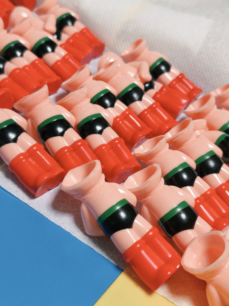 「ボクノトモダチ -アトム-」
塗ってますー！
塗るマシーンな毎日ですー💦
アトムのお顔は
写真撮るの忘れてましたー…🥲
今
机の上はコンナカンジ。
とにかく
い そ げ ー っ ！