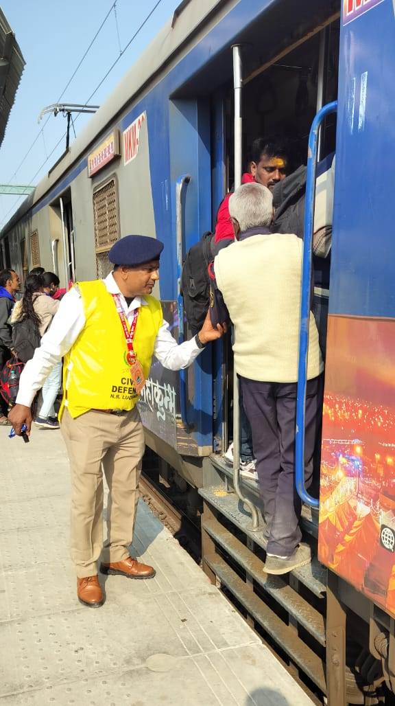 drm_lko's tweet photo. आज माघ मेला मकर संक्रांति पर्व के अवसर पर यात्रियों की संभावित अत्यधिक भीड़ को दृष्टिगत रखते हुए उत्तर रेलवे, लखनऊ मंडल द्वारा प्रयाग एवं फाफामऊ जंक्शन पर यात्रियों की सुविधा, सुरक्षा एवं सुचारू आवागमन सुनिश्चित करने के लिए समन्वित एवं सुनियोजित व्यवस्थाएं की गईं। #drmlko https://t.co/xdn5JrcnjH