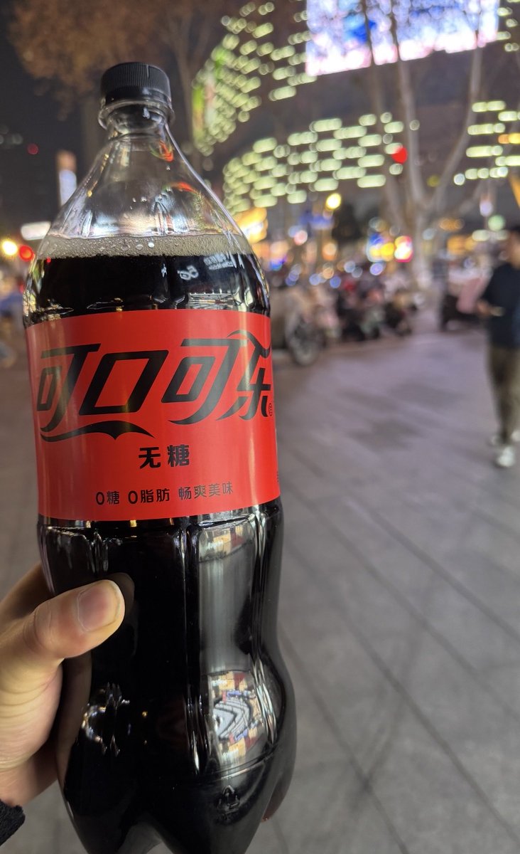 cryptoGFG's tweet image. 可口可乐我只喝2升的。
医生说我低血糖，让我“补点甜”。
我懂了，安排。🥤😌