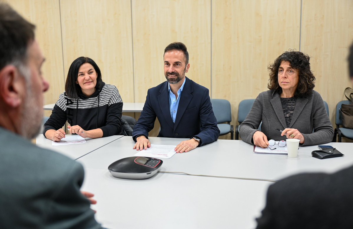 junqueras's tweet image. Els municipis de Catalunya necessiten més recursos per poder tirar endavant el seu dia a dia. És el que compartim plenament amb l'@AMI__cat, amb qui hem compartit tots els beneficis del nou model de finançament per al país.