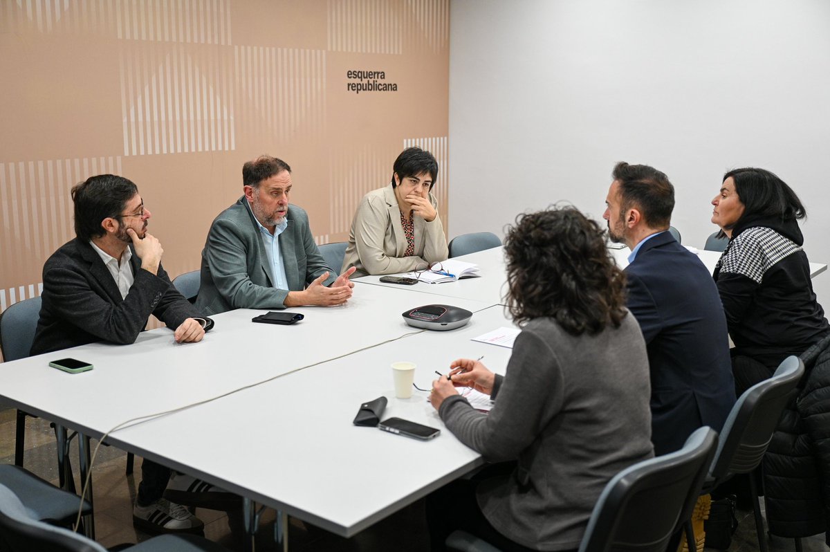 junqueras's tweet image. Els municipis de Catalunya necessiten més recursos per poder tirar endavant el seu dia a dia. És el que compartim plenament amb l'@AMI__cat, amb qui hem compartit tots els beneficis del nou model de finançament per al país.