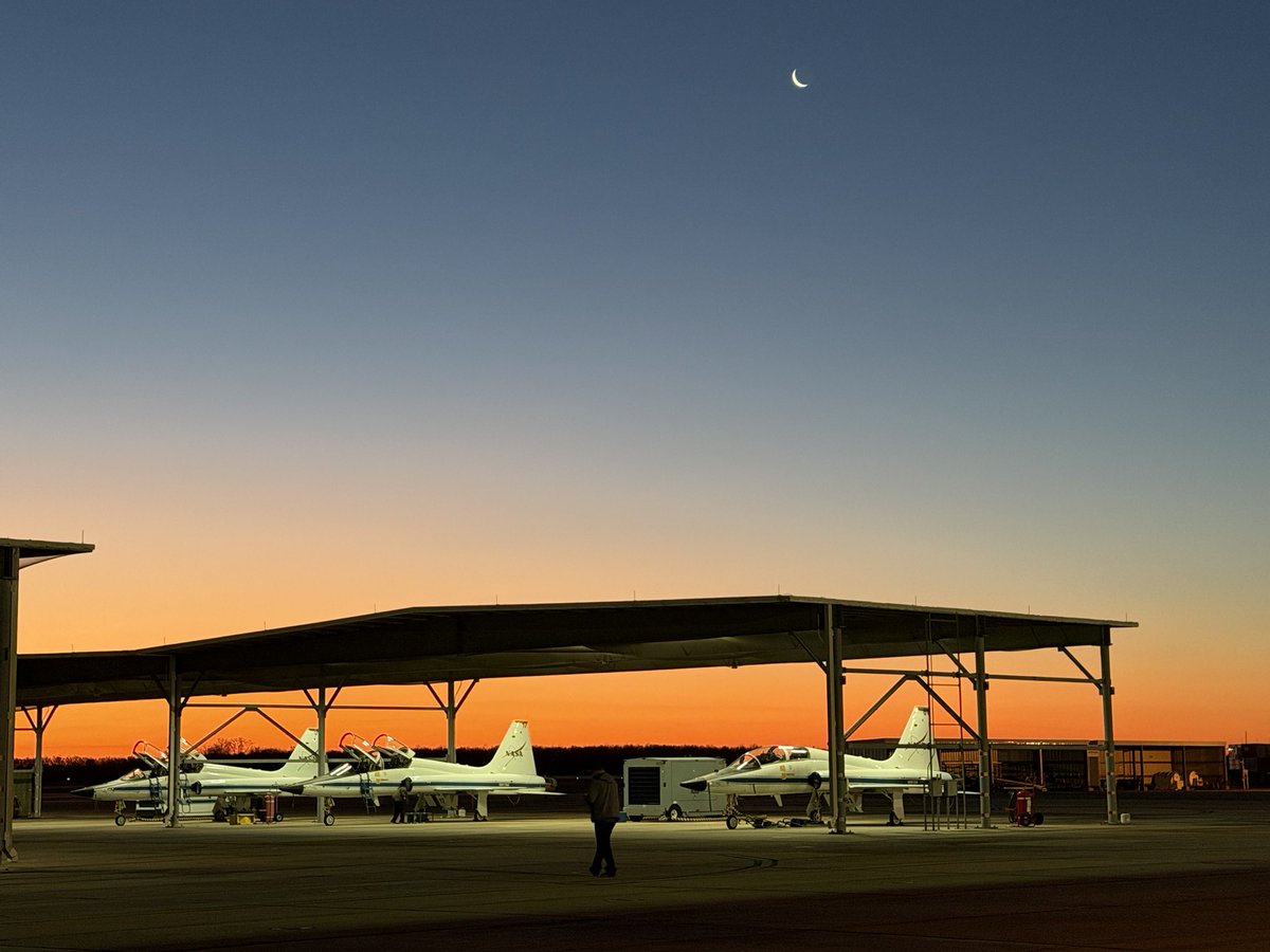 astro_reid's tweet image. Good morning, Moon. See you next month?