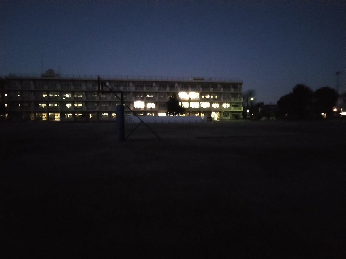 校庭遊びの時に男児の諍いがあり、スイッチ入ると自分を制御できない小3が暴れ始める。チキンウイングフェースロックで押さえ耳元で｢落ち着いてくれ｣と囁き続ける。しばしのち少し落ち着いてきたかと技を解いて、校庭で無言で2人で座り続ける。すっかり暗くなった校庭の景色です。これなんかいいね。