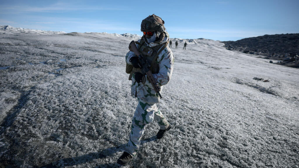 SignalFaible_'s tweet photo. #Groenland : 15 soldats FR déjà à Nuuk (exercice Arctic Endurance), renforts terrestres/aériens/maritimes annoncés par Macron.  

Signal faible : sur X, moqueries massives ("15 chasseurs alpins vs Trump"). L'enjeu Arctique (ressources, routes, climat) reste sous-estimé en France. https://t.co/iicMTT2b08