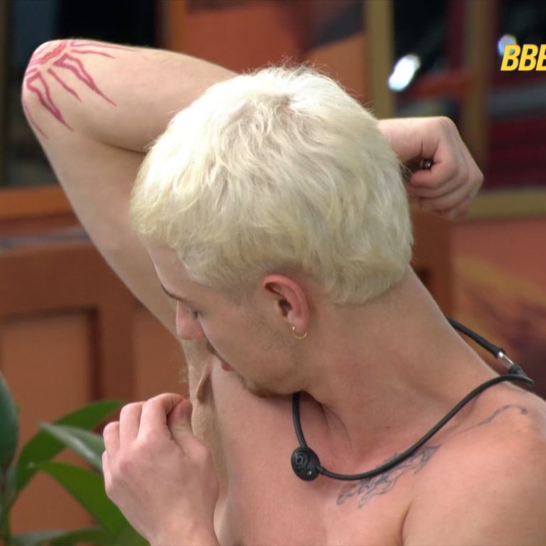 poptime's tweet image. Juliano Floss que GOSTA de cheirar o sovaco de Marina Sena:

“Foi o dia que tinha um fedor acontecendo e eu fui brincar com ela: ‘É você?’. Eu dei um cheirinho e… carai, que sovaco bom da porra! E continuei!”