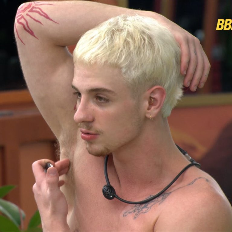 poptime's tweet image. Juliano Floss que GOSTA de cheirar o sovaco de Marina Sena:

“Foi o dia que tinha um fedor acontecendo e eu fui brincar com ela: ‘É você?’. Eu dei um cheirinho e… carai, que sovaco bom da porra! E continuei!”