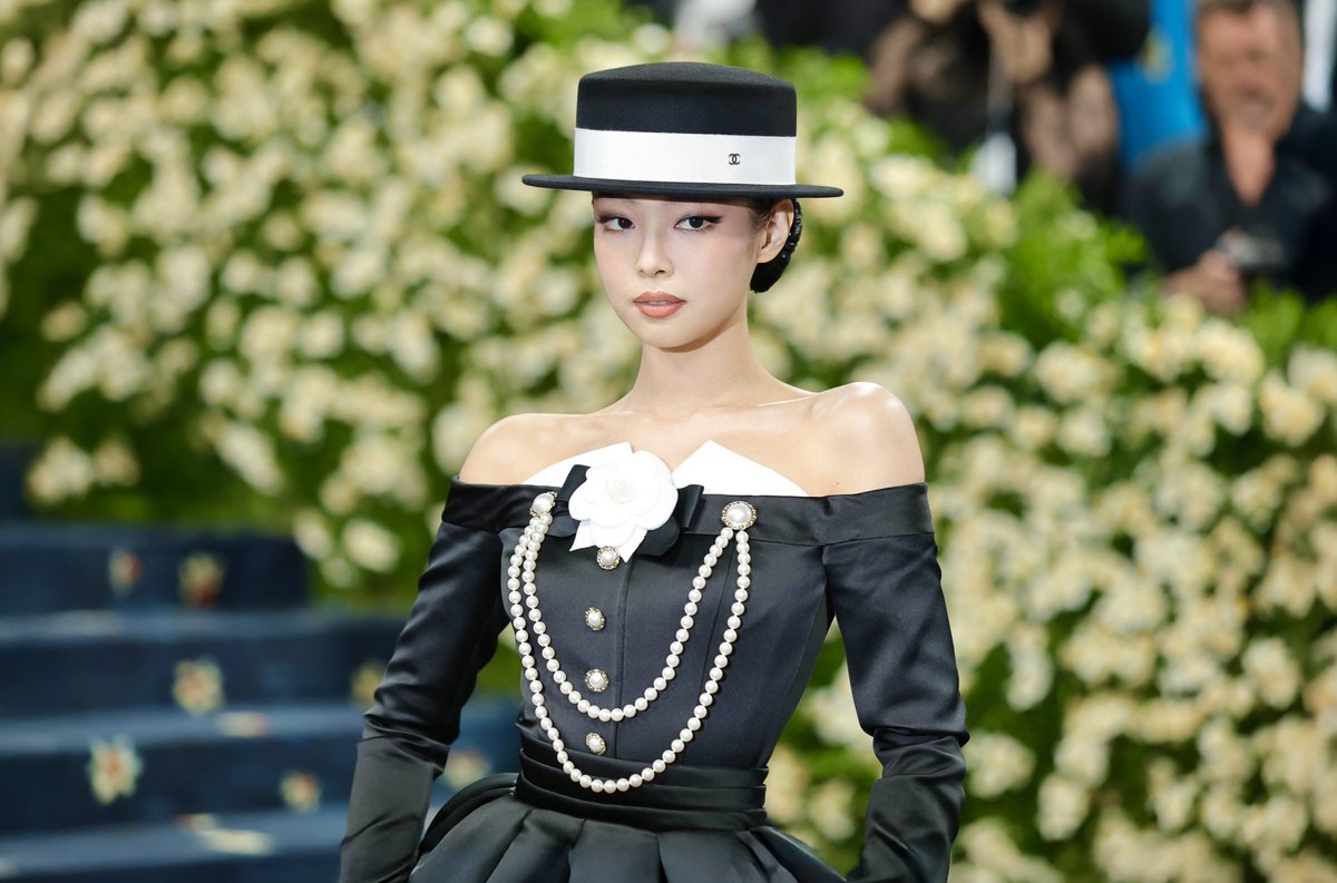 TheePopCore's tweet image. Happy 30th Birthday to the one and only queen, Human Chanel, fashion diva, and the ultimate It Girl, a visual goddess with unmatched charisma, an all-rounder and a talented singer-songwriter whose success speaks for itself, a trendsetting icon with global impact, and a genuinely…