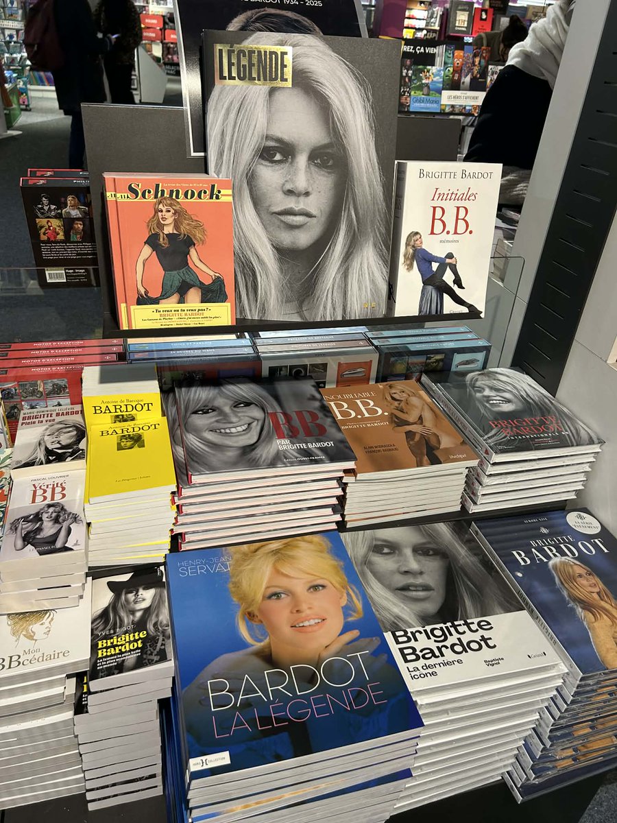 SchnockRevue's tweet image. Excellente initiative de la FNAC des Halles qui vient de se réapprovisionner en Schnock Brigitte Bardot.