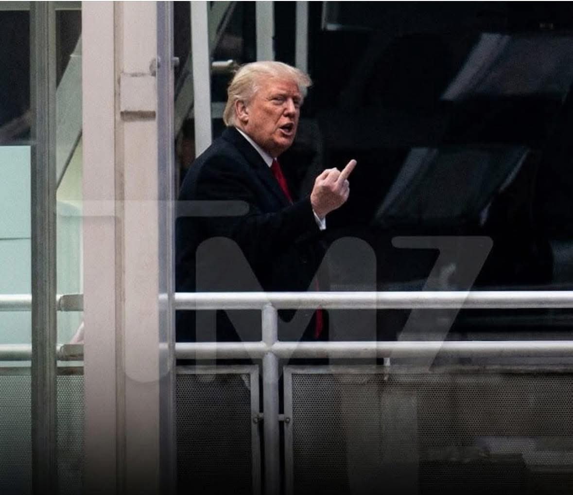 1) Trump visita una planta ensambladora de Ford.
2) Un trabajador le grita: “Protector de pedófilos!!”
3) Trump se arrebata y le para el dedo.
4) Ford suspende al empleado.
5) El empleado abre una cuenta en GoFundMe.
6) Hasta ayer recibió donaciones por más de US $ 800,000
7) 😏
