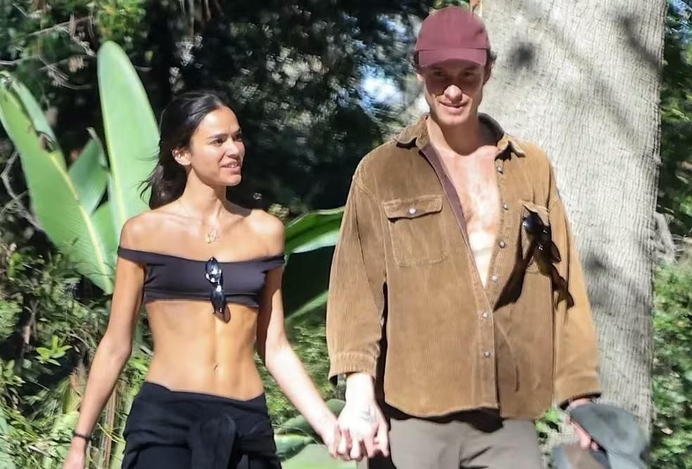 slpng_giants_pt's tweet image. 📢 Bruna Marquezine sofreu ataques transfóbicos na internet após aparecer em foto com Shawn Mendes

A foto do casal viralizou fora do país e usuários que não os conheciam atacaram a atriz de forma discriminatória, associando-a a uma mulher trans.

A transfobia é uma atitude que…