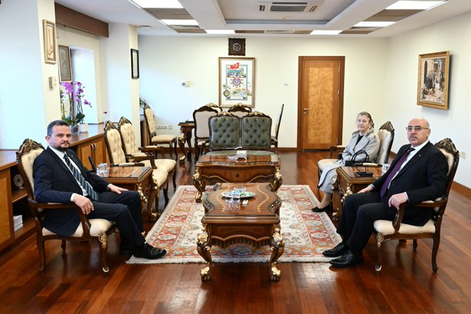 Türkiye Ulusal Ajansı Başkanı İlker Astarcı, Kahramanmaraş Sütçü İmam Üniversitesi Rektörü Prof. Dr. Mahmut Ak’ı makamında ziyaret ediyor. Görüşmede Tıp Fakültesi Dekanı Prof. Dr. Hafize Öksüz de yer alıyor. Toplantıda Erasmus+ ve Avrupa Dayanışma Programları kapsamında olası iş birlikleri değerlendiriliyor.