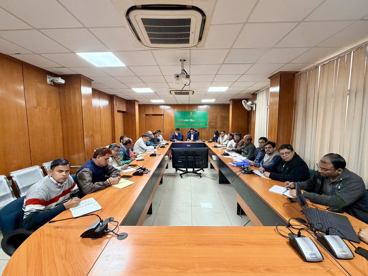 MeRajGovt's tweet photo. ई-स्वास्थ्य संवाद: पंचम सत्र 

आज निदेशालय, चिकित्सा शिक्षा विभाग में चिकित्सा शिक्षा आयुक्त श्री नरेश कुमार गोयल की अध्यक्षता में ई-स्वास्थ्य संवाद के पंचम सत्र का आयोजन किया गया।

ई-स्वास्थ्य संवाद के पंचम सत्र में राजमेस (RAJMES) से संबद्ध मेडिकल कॉलेजों के साथ सार्थक एवं रचनात्मक संवाद किया गया। बैठक में विभागीय कार्यों की समीक्षा, शैक्षणिक समन्वय, अस्पताल प्रशासन तथा समयबद्ध निर्णयों के प्रभावी क्रियान्वयन पर विस्तृत चर्चा हुई।

इस अवसर पर श्री लोकेश सहल (अतिरिक्त निदेशक, प्रशासन – चिकित्सा शिक्षा विभाग), श्री मुकेश कुमार मीना (अतिरिक्त निदेशक, अस्पताल प्रशासन – राजमेस), डॉ. रश्मि गुप्ता (अतिरिक्त निदेशक, शैक्षणिक – चिकित्सा शिक्षा विभाग), डॉ. ममता (अतिरिक्त निदेशक, शैक्षणिक- राजमेस) एवं अन्य वरिष्ठ अधिकारीगण उपस्थित रहे।

बैठक के दौरान मेडिकल कॉलेजों से जुड़े विभिन्न मुद्दों, सुझावों एवं आवश्यकताओं पर गहन विचार-विमर्श किया गया तथा विभागीय समन्वय को और अधिक सुदृढ़ बनाने पर जोर दिया गया।

#Eswasthyasanwad #merajgovt