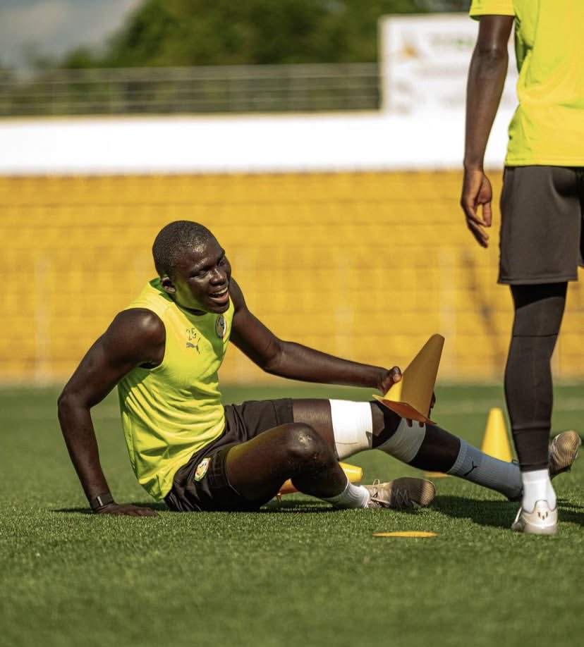 Nabiil_diop's tweet image. 🚨🚨🚨 À l’entraînement de ce matin, Malick Diouf n’arrivait plus à bouger car il se sentait très lourd. En vérifiant, les médecins ont retrouvé Salah dans sa poche.