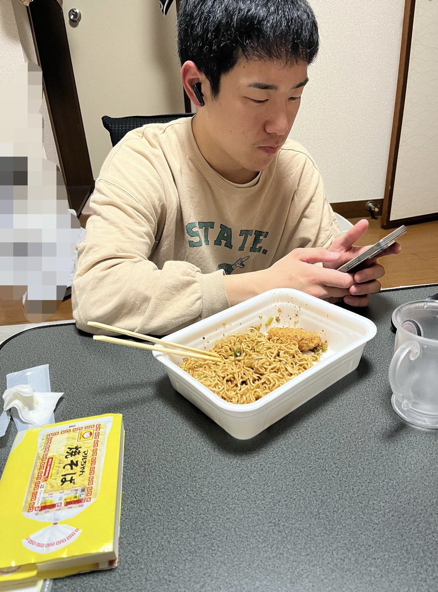 焼きそばを食って、焼きそばのブックカバーを使って
相当な焼きそば好きだったんだな
心なしか服も青のりかかった焼きそばに見えてきたよ