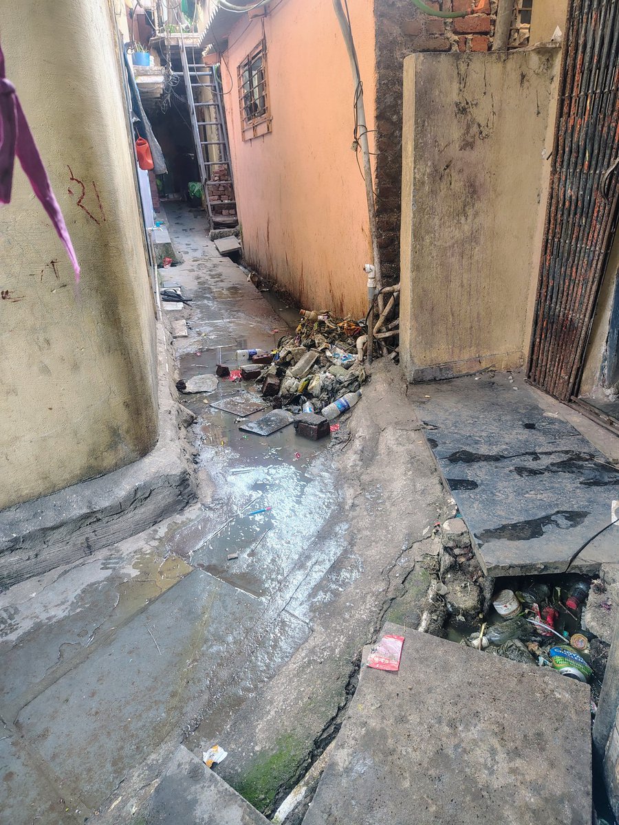 Bunty1291652's tweet photo. 🚨 सार्वजनिक आरोग्याचा प्रश्न |ward S 🚨
शिवपूजन सिंग चाळ, सूर्यनगर येथे गटार तुंबून बाहेर आले असून पंचशील प्रभागाला जोडणारी २४/७ वापरात असलेली गल्लीत अडथळा निर्माण झाला आहे. साचलेले घाण पाणी आरोग्यास धोका ठरत आहे.
BMC – Ward S यांनी तातडीने कारवाई करावी.
@mybmc @BMCMumbai #wards https://t.co/l2etazQI2g