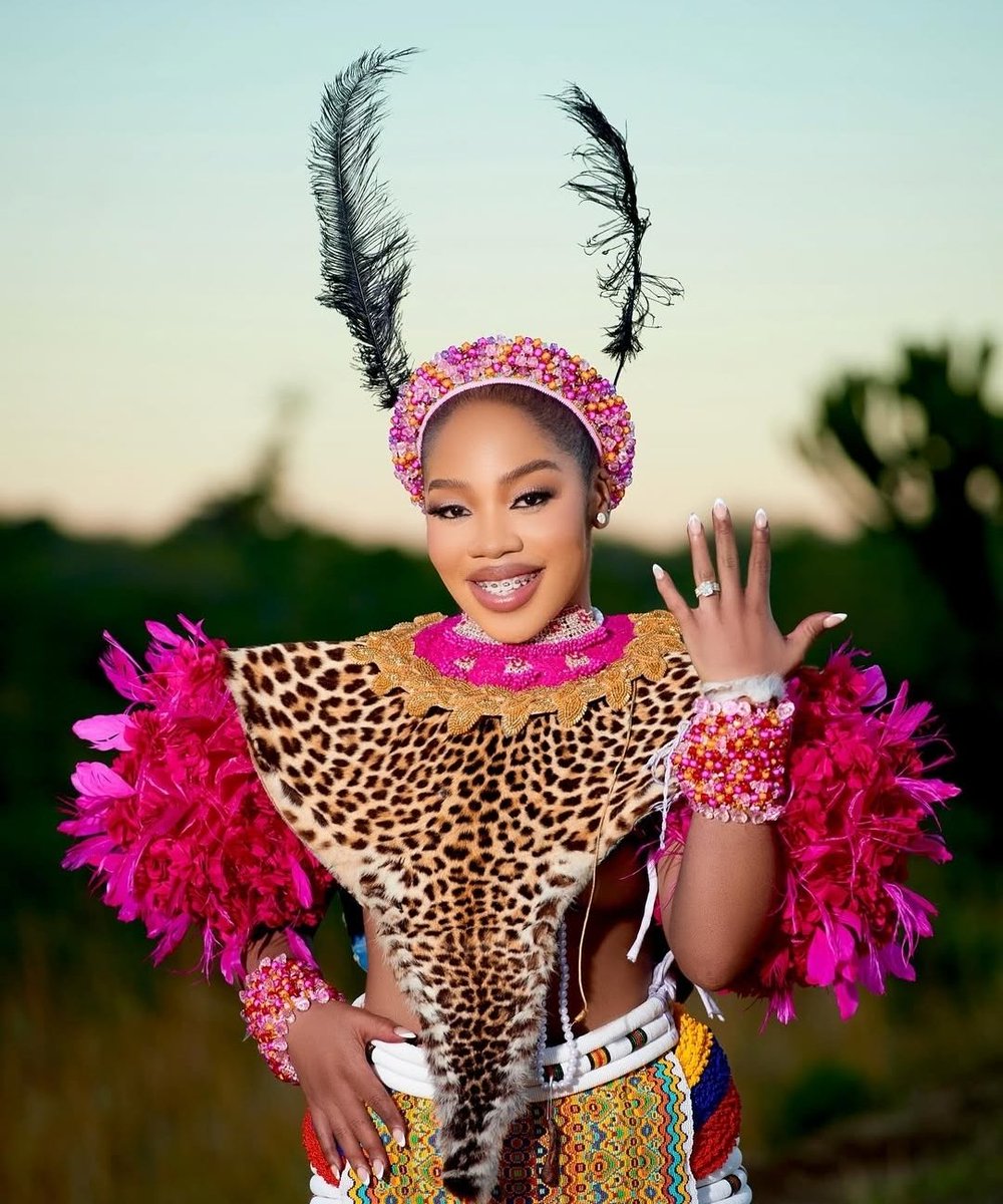 Musa_Khawula's tweet image. In 2023; Asanda Zulu is dating Somkhandla Gumbi and her best friend is Zama Duma. 

When Asanda Zulu was having Umhlonyane, her then boyfriend Somkhandla Gumbi was in attendance and showered her with an amount up to R10 000.

Somkhandla Gumbi was known for buying expensive gifts…