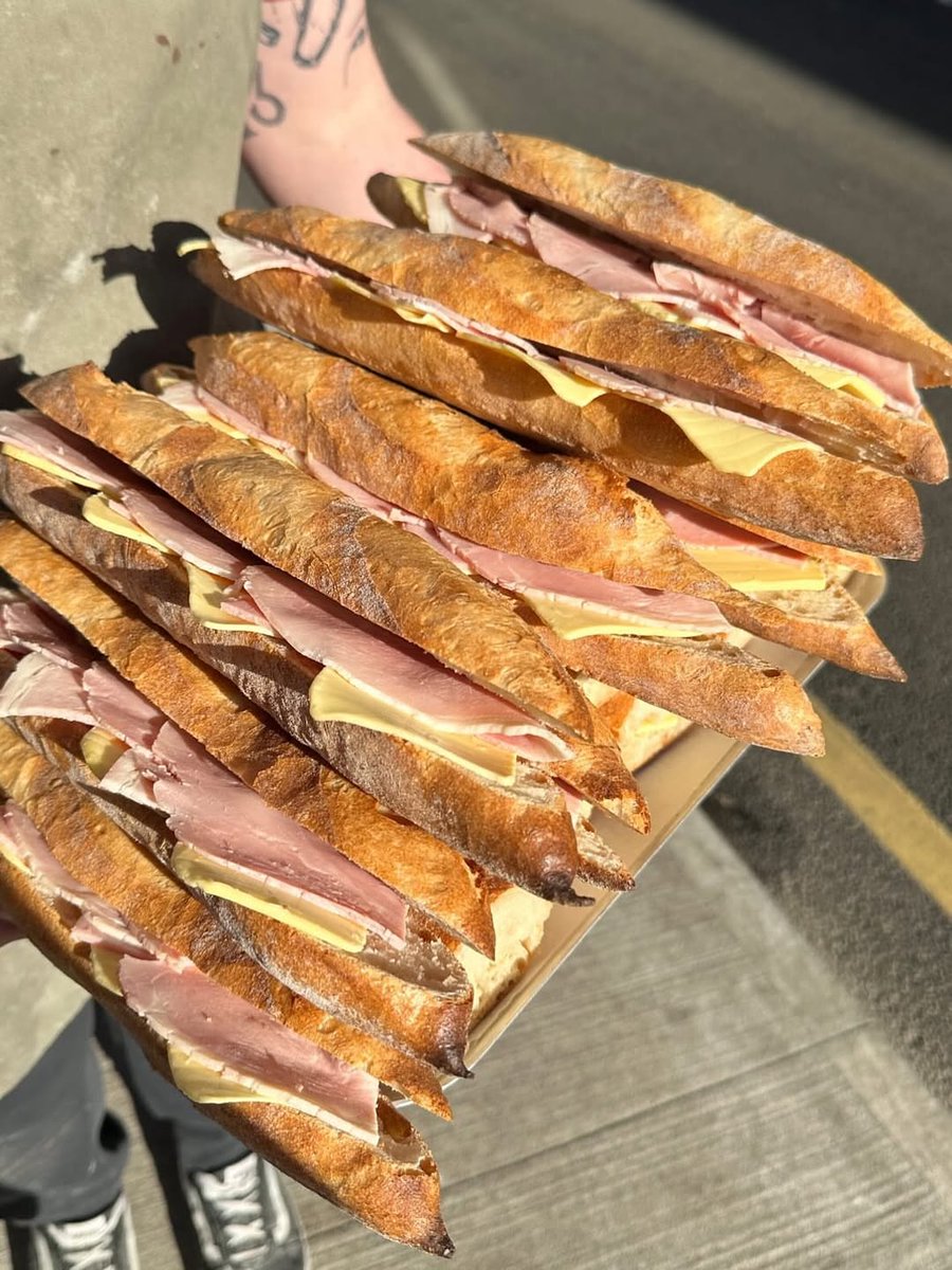 Parisianaes1's tweet image. The only therapy you need : 12 inches of jambon-beurre sandwich