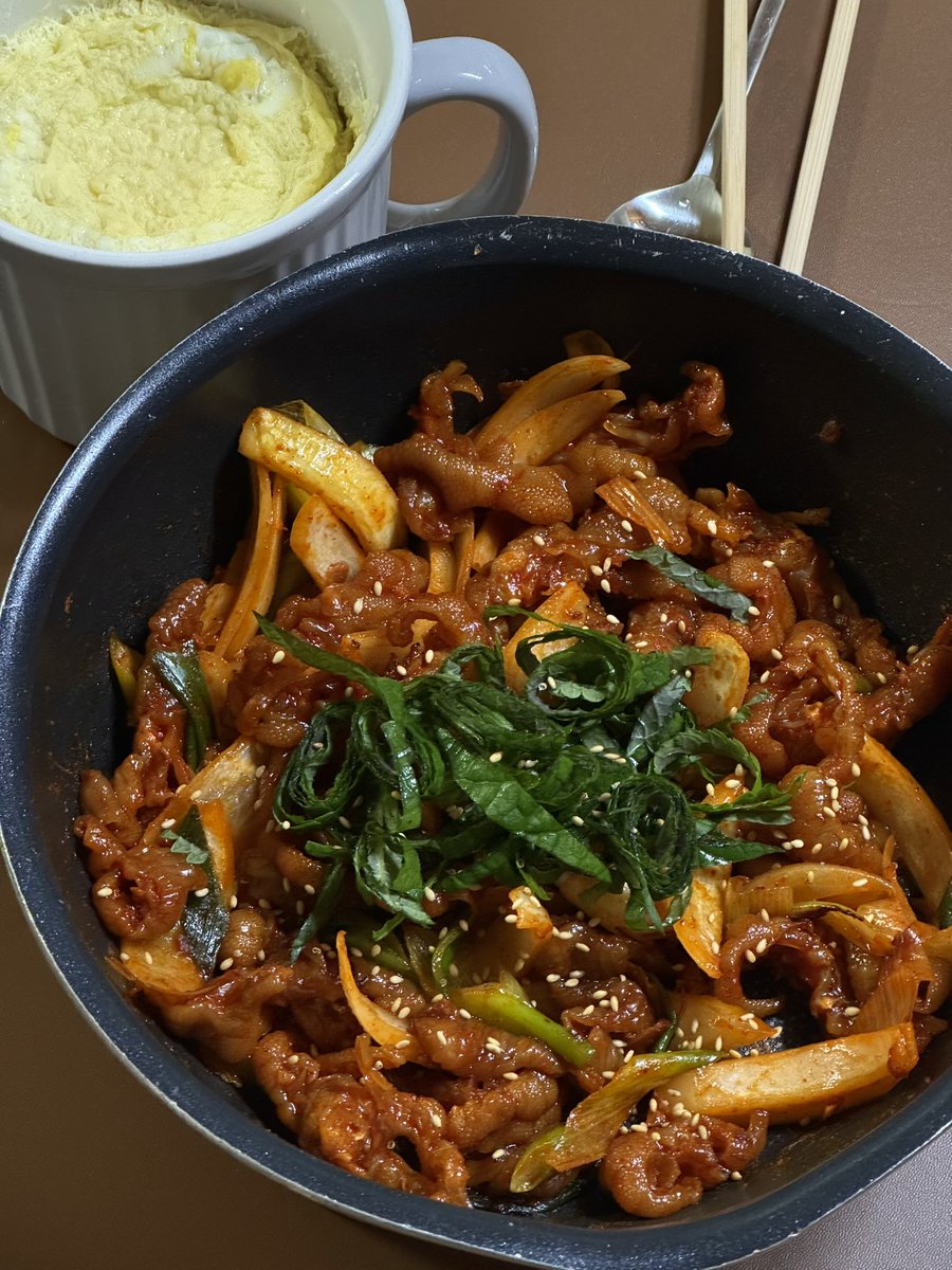 무뼈닭발 매콤하게 볶아서 계란찜이랑🥹