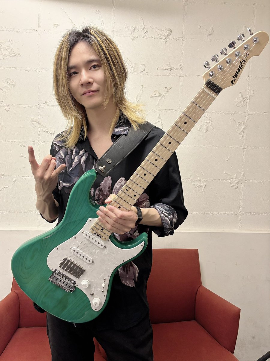 本日はhillsパン工場 Thursday Liveで、YUJIRO君と涼介のバックでギターを弾かせていただきました🔥 新鮮な曲ばかりで楽しく演奏できました✌️ 一緒に盛り上がってくださった皆様ありがとうございました🙇

ギターはESPの新作"EDWARDS SNAPPER" 本日ライブデビューでした🤘