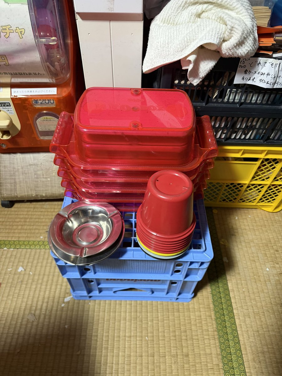ougonFUKUI's tweet photo. スロットコーナーリニューアルしました！加熱式タバコ可コーナー新設しました。今までドル箱は台横もしくは台上にありましたが今回からゲームコーナー側両替機下に設置しました。今回から灰皿と共にドル箱もセルフとなります。ご了承下さい。当店のパチスロは台移動、出玉共有可となります！#黄金屋館 https://t.co/Mf3M1TWaS6