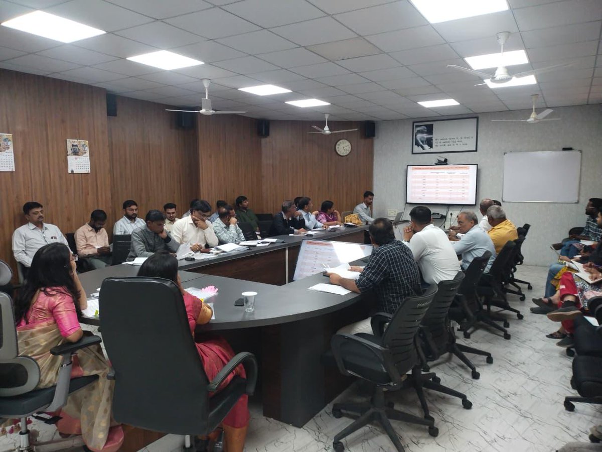CollectorNav's tweet image. આજરોજ પ્રાકૃતિક કૃષિની કામગીરીની સમીક્ષા બેઠક,ક્લાઈમેટ રીસ્ક મેનેજમેન્ટ પ્લાન્ટ કમિટી, જિલ્લા ખાતર વિતરણ સમિતિ અને ધરતી માતા બચાવો અભિયાન અંતર્ગતની જિલ્લાકક્ષાની નિગરાની સમિતિની બેઠક યોજાઈ.
#NaturalFarming  #SustainableFarming   #PrakrutikKrushi 
@CMOGuj @GujAgriDept @DdoNavsari