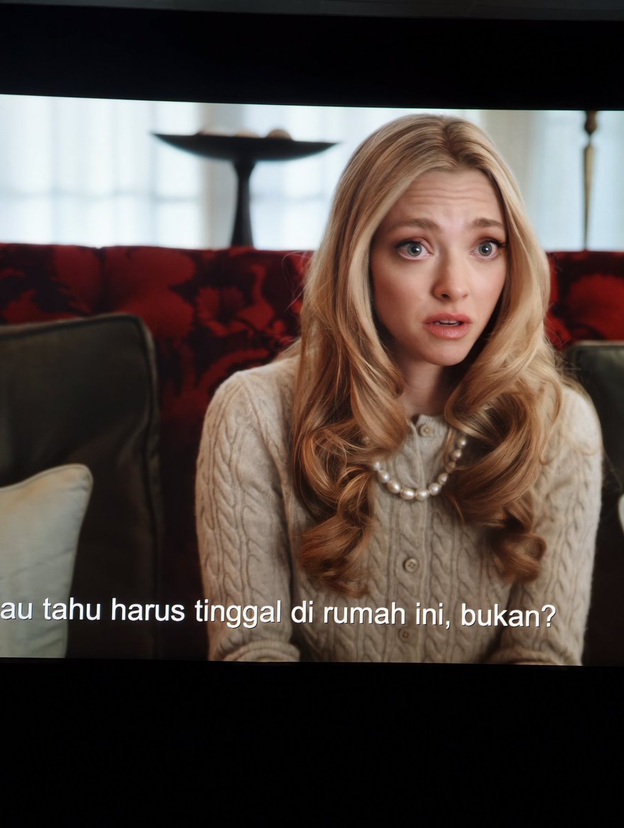 LFXED's tweet image. Perjuangan Sidney sweeney menjadi house maid di keluarga winchester nengharuskan dia menghadapi misteri yg ada di keluarga tersebut. 
9.6/10 
Plot twist di dalam plot twist! Semuanya sakit jiwaa wkwkw. Asli
Amanda sama sidney sedang memasak!