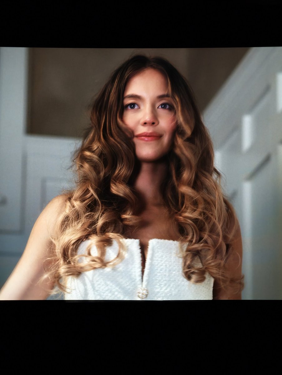 LFXED's tweet image. Perjuangan Sidney sweeney menjadi house maid di keluarga winchester nengharuskan dia menghadapi misteri yg ada di keluarga tersebut. 
9.6/10 
Plot twist di dalam plot twist! Semuanya sakit jiwaa wkwkw. Asli
Amanda sama sidney sedang memasak!