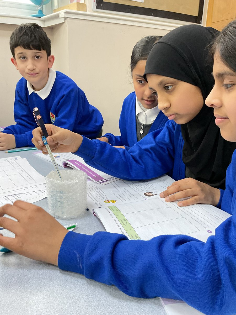 WarwickRoad2's tweet image. Year 5 conducted a #Science #Experiment to investigate which material is the best thermal conductor using beakers, hot water and thermometers.