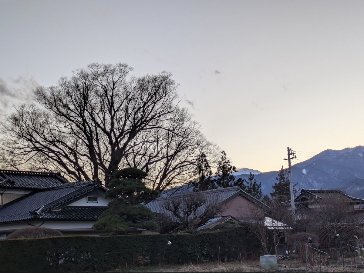 【ゆでガエルになる前に】
マンパワー不足で回らない学校現場。
細る公共交通への不満。
増える空き家、空き店舗。
見えない農業の未来。
減らない自治会役員の負担。
減り続ける人口。出生数は２０年で半分以下に…。