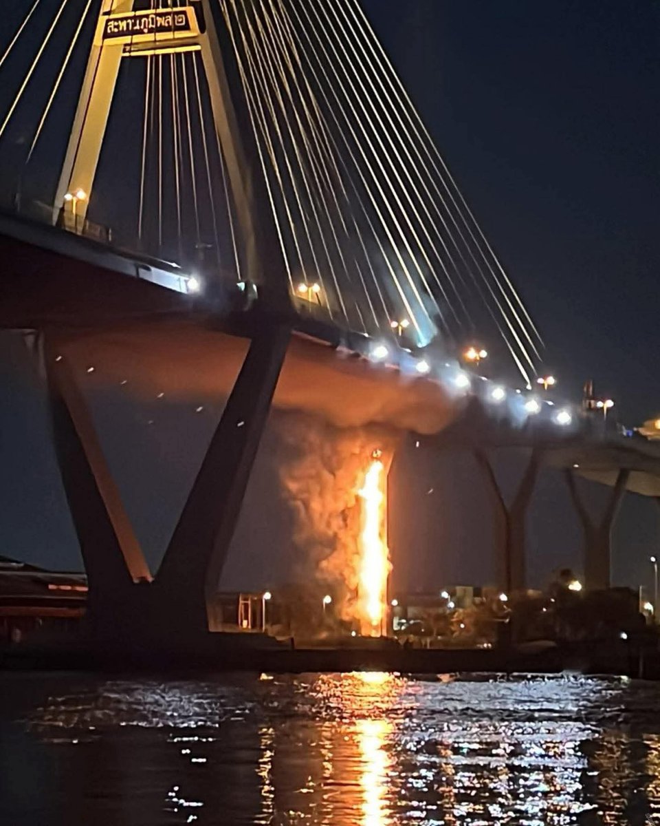 joe_black317's tweet image. ระทึก!! ไฟไหม้ท่อระบายน้ำทิ้ง ใต้ตอม่อสะพานภูมิพล สูงกว่า 40 เมตร 

เมื่อวันที่ 15 มกราคม 2569 เวลาประมาณ 19.00 น. เกิดเหตุ ไฟไหม้ภายในท่อระบายน้ำใต้ตอม่อของสะพานภูมิพล 2 บริเวณถนนปู่เจ้าสมิงพราย เขตจังหวัดสมุทรปราการ จุดที่ไฟไหม้มีความสูงกว่า 40 เมตรจากพื้นดิน และอยู่ลึกใต้สะพาน…