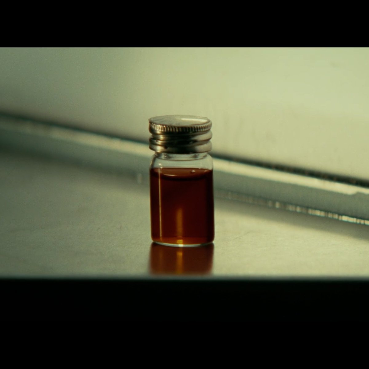 JuiceHead33's tweet image. When Moldaver gave Cooper Howard the "poison" to kill House, he responds "Is that what I think it is?" 

We've seen this vial before, what do you think it is?