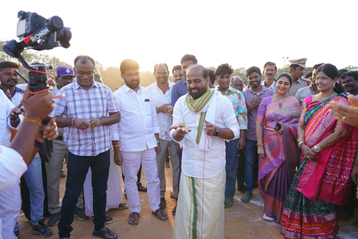 satyakumar_y's tweet photo. సంక్రాంతి సంబరాల్లో భాగంగా బొంగరాలు, గోళీలు, గాలిపటాలు, టగ్ ఆఫ్ వార్, చిల్లా కట్టే వంటి సంప్రదాయ ఆటల్లో పాల్గొన్నాను. 

అనంతరం పురుషుల కబడ్డీ ఫైనల్ మ్యాచ్‌ను ప్రారంభించాను. విన్నర్, రన్నర్స్‌అప్ జట్టుకు బహుమతులు అందజేశాను. 

గ్రామీణ క్రీడలు, సంప్రదాయ ఆటలు యువతను ఆరోగ్యంగా, చైతన్యవంతులుగా చేస్తాయి. ఇలాంటి కార్యక్రమాలు, ఆటలకు ప్రోత్సాహం కొనసాగాలి.

#SankrantiSambaralu #Dharmavaram
#TraditionalGames #Kabaddi
#TeluguCulture #FestiveSpirit @BJP4Andhra @JaiTDP @JanaSenaParty @ArogyaAndhra