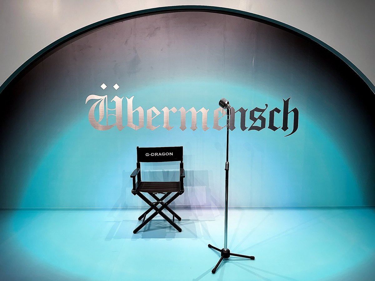 ยกสวนดอกเดซี่ของ"GD"มาไว้ที่ห้างเอ็มสเฟียร์แล้ว กับนิทรรศการ"ÜBERMENSH" มีมุมให้ถ่ายรูปแบบจัดเต็มเยอะไปหมดเดินเพลินมาก ยังยกกอง MV เพลง POWER กับ TOO BAD มาไว้อีก ยังไม่หมดยังพาเราไปอยู่ในโลกของ GD แบบ 4D แค่ใส่แว่น VR เลย นิทรรศการนี้จัดเป็นครั้งสุดท้ายด้วย รีบมาได้เลย