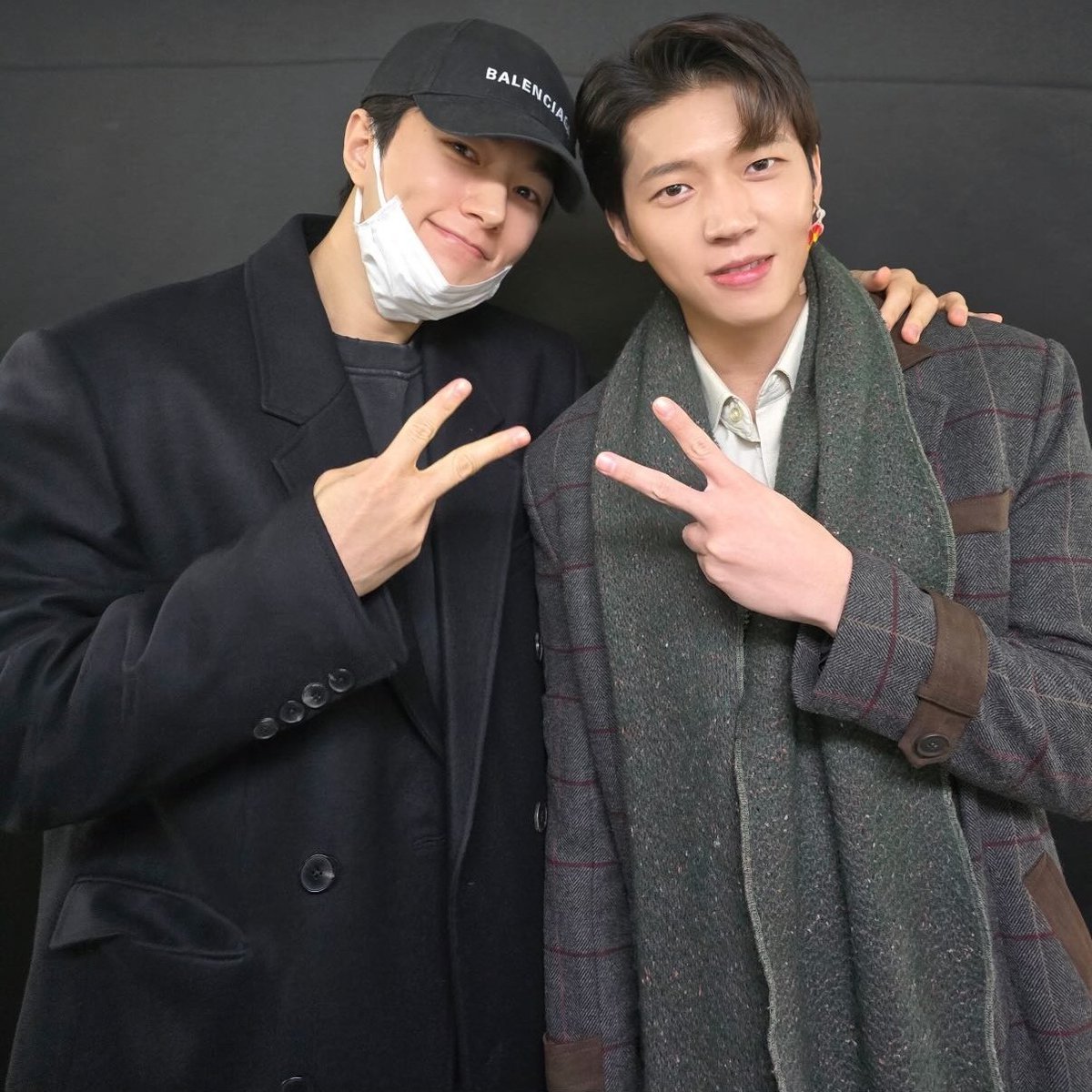 착장 너무 명수 같고 좋음 자켓 이쁘다
주머니 반만 저러고 있는 거 왜케 귀욥지 ᱍᱍᱍᱍᱍᱍᱍᱍᱍ