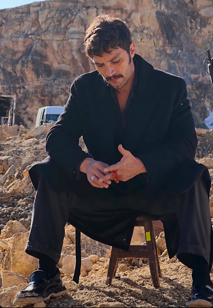 ağam 📿 
ilhan looking flawless in full black 🖤
#ilhanşen • #halefköklerinçağrısı