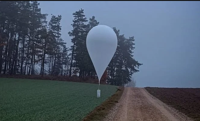 W Miejscowości Pieczarki nie daleko od granicy z Królewcem na polu znaleziono balon z aparaturą. Na balonie znajdowały się napisy wykonane cyrylicą. Wstępne oględziny technika z Laboratorium Kryminalistycznego w Olsztynie wskazują, że jest to najprawdopodobniej radiosonda