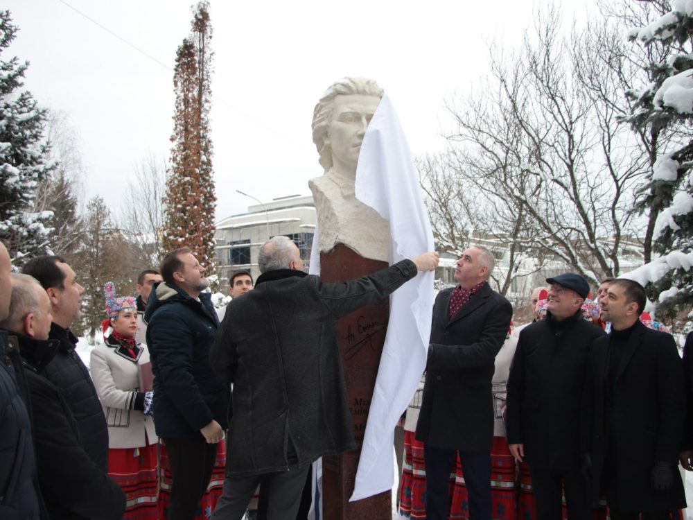 A statue of the national poet of Romania, Mihai Eminescu has been unveiled in Uzhgorod, Zakarpattia Oblast.

It was made by Ukrainian sculptor Roman Murnik, and it's unveiling exactly on Eminescu's anniversary marks a new step towards closer bonds and friendship between Romanian