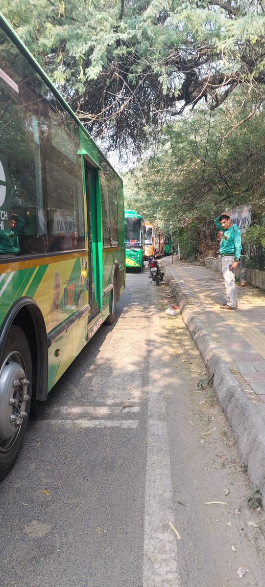 Chunnu_ag's tweet photo. Hi @gupta_rekha 
Hope you are doing well 

I am student at Delhi University 
I regularly commute from Satya Niketan to Motilal Nehru College bare foot
I regularly see this bus standing and having good time opposite of south campus
I understand they would have timetables to follow https://t.co/TnutABt7MN
