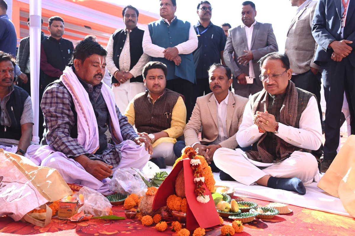 ChhattisgarhCMO's tweet photo. मुख्यमंत्री श्री विष्णुदेव साय ने आज विकासखंड बगीचा के हाई स्कूल में मैदान में आयोजित उज्जवला महोत्सव कार्यक्रम में शामिल होकर 2 हजार से अधिक महिला हितग्राहियों को उज्ज्वला योजना के अंतर्गत घरेलू गैस कनेक्शन प्रदान किए। इस अवसर पर मुख्यमंत्री श्री साय ने 110.47 करोड़ रूपए लागत के 46 विकासकार्यों का लोकार्पण और भूमिपूजन भी किया। मुख्यमंत्री श्री साय ने कहा कि हमारी सरकार हर वर्ग को सुविधा और अवसर उपलब्ध कराने के लिए कृत संकल्पित है ।